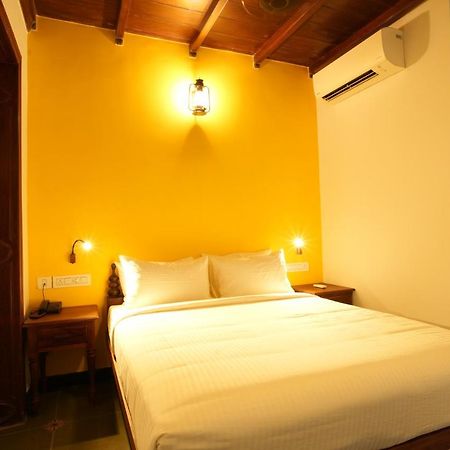The Sunset Bay Hotel Fort Kochi Exterior foto