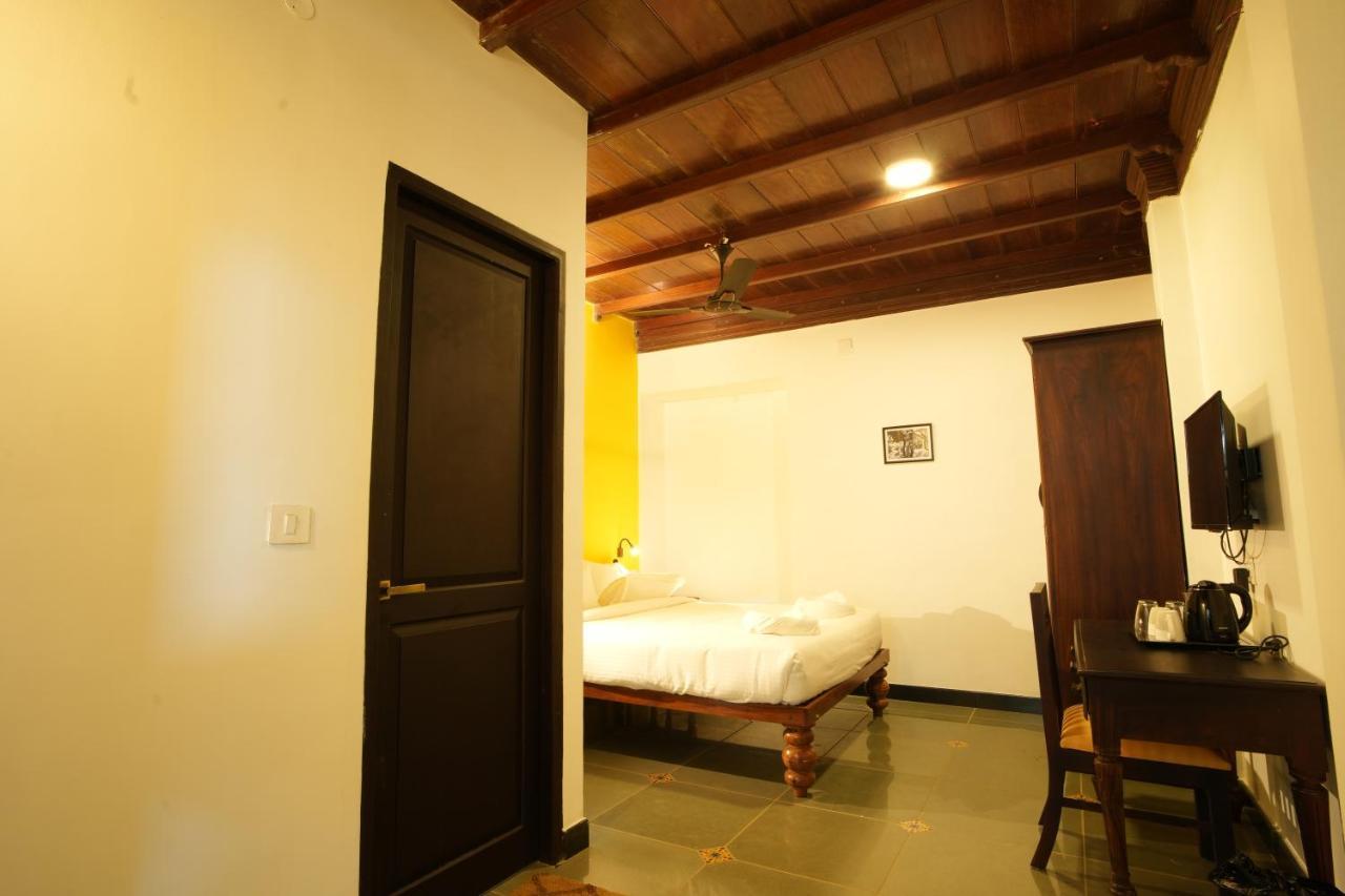 The Sunset Bay Hotel Fort Kochi Exterior foto
